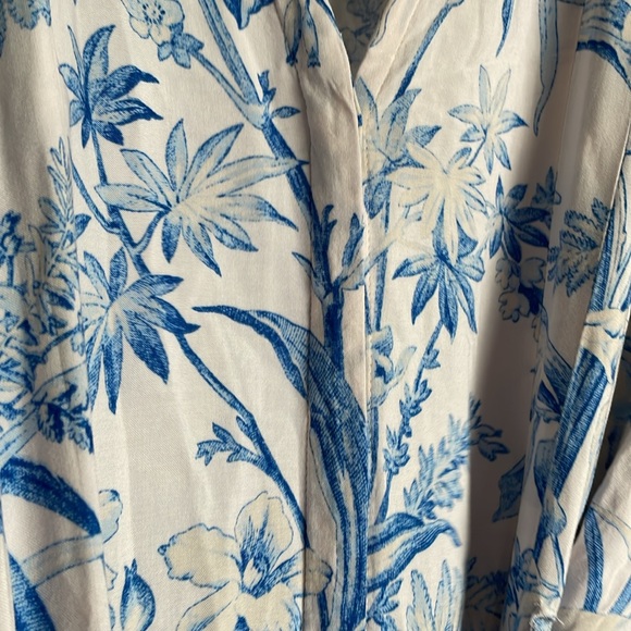 H&M Off White & Blue Floral China Print
Belted Midi Kaftan Dress - Picture 8 of 9
